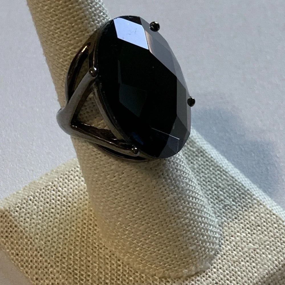 Stunning Green Black Gemstone Cocktail Ring with Gunmetal Accents - Size 7